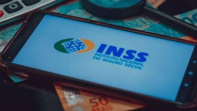 O cerco contra fraudes no Instituto Nacional do Seguro Social (INSS) acaba de se estreitar. Mais quatro entidades estão sendo formalmente investigadas por envolvimento em um esquema de concessão irregular de benefícios previdenciários. A nova fase das apurações é resultado de ações conjuntas entre a Polícia Federal, o Ministério Público Federal (MPF) e o próprio INSS, que desde 2024 têm intensificado o combate à corrupção no sistema previdenciário brasileiro. Essas instituições, que até então operavam sob a aparência de legalidade, são suspeitas de participar diretamente da criação e validação de documentos fraudulentos para simular condições de acesso a aposentadorias, auxílios e pensões. O esquema é mais uma camada da operação batizada de “Aposentadoria Fantasma”, que já identificou centenas de casos com indícios claros de irregularidades. 🔍 Como Funcionava a Fraude O modo de operação era sofisticado. Os beneficiários interessados procuravam as entidades, que prometiam “resolver” o processo de aposentadoria com mais rapidez — muitas vezes, sem que houvesse o cumprimento do tempo mínimo de contribuição ou dos requisitos legais. Em troca, os cidadãos pagavam valores elevados, que variavam conforme o tipo de benefício desejado. Com o pagamento efetuado, as entidades criavam laudos médicos falsos, registros de vínculos empregatícios inexistentes e até declarações de tempo de serviço com assinaturas e carimbos forjados. O material era apresentado ao INSS como legítimo, e em muitos casos, os processos eram aprovados. O golpe era tão bem articulado que incluía médicos cúmplices, empresas fantasmas e servidores públicos corrompidos. A nova fase da investigação busca responsabilizar todos os envolvidos — dos cabeças do esquema aos participantes intermediários e beneficiários conscientes da fraude. 📊 Prejuízo aos Cofres Públicos O impacto financeiro das fraudes já identificadas é expressivo. Segundo estimativas preliminares do Ministério da Previdência Social, o rombo causado pelas concessões irregulares pode ultrapassar os R$ 50 milhões, e tende a crescer com o avanço da investigação. A cada novo processo indevido identificado, o INSS calcula os prejuízos considerando o valor mensal do benefício, os retroativos pagos indevidamente e o tempo de duração previsto para o recebimento. A expectativa é de que, nos próximos meses, esses valores possam superar R$ 80 milhões, caso as quatro novas entidades sejam de fato responsabilizadas por novos núcleos de fraude previdenciária. ⚖️ Enquadramento Criminal As investigações apontam que os envolvidos poderão responder pelos seguintes crimes: Estelionato previdenciário (Art. 171 do Código Penal) Falsificação de documentos públicos e particulares Uso de documentos falsos Associação criminosa Corrupção ativa e passiva Lavagem de dinheiro Em paralelo às ações criminais, os envolvidos também responderão a processos administrativos e civis, podendo ter seus bens bloqueados e os valores obtidos de forma ilícita confiscados pela Justiça. 📌 Ações Imediatas do INSS Diante das descobertas, o INSS adotou medidas emergenciais para frear novas fraudes. Entre as principais ações estão: Revisão de todos os benefícios concedidos com intermediação das entidades suspeitas; Suspensão preventiva de pagamentos com indícios de irregularidade; Cruzamento automatizado de dados com base em inteligência artificial; Fortalecimento das auditorias internas; Monitoramento dos servidores com acesso privilegiado aos sistemas. Além disso, a instituição passou a adotar tecnologia biométrica e ferramentas de blockchain para dificultar alterações indevidas em registros previdenciários. Essas medidas vêm sendo implementadas gradativamente e fazem parte do plano nacional de modernização e segurança digital do INSS. 🧓 Efeitos para os Segurados Para os segurados que utilizaram os serviços dessas entidades, a situação é preocupante. Muitos poderão ter seus benefícios suspensos ou até mesmo cancelados, dependendo da comprovação da má-fé na solicitação. Caso o envolvimento em fraude seja comprovado, o INSS pode cobrar a devolução dos valores pagos com correção monetária e juros. Já os segurados que obtiveram seus benefícios de forma legítima não precisam se preocupar. O INSS reforça que apenas processos com indícios de irregularidade serão revisados. 🗣️ O Que Dizem as Entidades Investigadas Até o momento, nenhuma das quatro entidades suspeitas emitiu nota oficial. Fontes ligadas à defesa de uma delas afirmam que os responsáveis vão colaborar com a Justiça e alegam que “podem ter sido enganados por funcionários ou terceiros”. A Polícia Federal, no entanto, aponta evidências concretas de participação ativa dos dirigentes nos crimes. A expectativa é que nos próximos dias os representantes legais dessas instituições sejam convocados para depoimentos formais. Dependendo das apurações, novas prisões preventivas poderão ser decretadas. 📞 Canais de Denúncia A população pode colaborar com o combate a fraudes no sistema previdenciário por meio dos seguintes canais: Telefone 135 (Central de atendimento do INSS) Site oficial: www.gov.br/inss Ouvidoria-Geral da União: www.ouvidoria.gov.br Aplicativo Meu INSS: disponível para Android e iOS Denúncias também podem ser feitas de forma anônima. O sigilo é garantido por lei. 📢 Acompanhe Mais Informações Oficiais Se você quer se manter bem informado(a) sobre seus direitos previdenciários, atualizações do INSS, calendário de pagamentos e alertas sobre golpes, siga nossos canais oficiais: 🌐 Site: informeai.com 📲 Telegram: https://t.me/informeai 📸 Instagram: @informeai.oficial 📘 Facebook: Informe Aí ✅ Conclusão O INSS vem demonstrando maior rigor e controle na análise dos benefícios, justamente para coibir ações criminosas que afetam milhões de brasileiros honestos que dependem do sistema previdenciário. Denunciar e exigir transparência é um dever de todos os cidadãos. A equipe do Informe Aí está comprometida em levar informações confiáveis, com linguagem clara e acessível, especialmente para você que acompanha de perto tudo sobre direitos do cidadão, aposentadoria e benefícios sociais para o público 50+. Agradecemos sua leitura e confiança. Continue nos acompanhando! Se quiser, posso transformar esse conteúdo em um post com imagem de capa ou infográfico informativo. Deseja isso também?