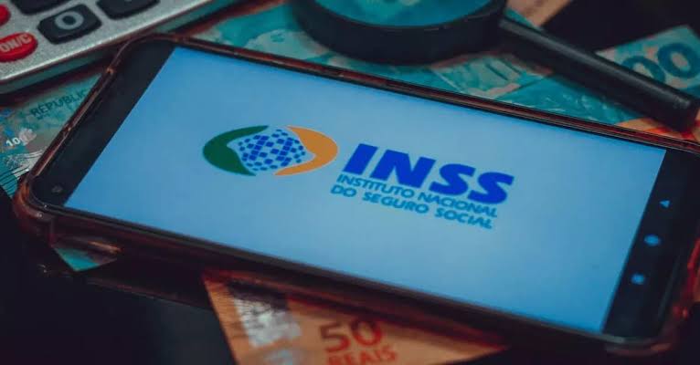 O cerco contra fraudes no Instituto Nacional do Seguro Social (INSS) acaba de se estreitar. Mais quatro entidades estão sendo formalmente investigadas por envolvimento em um esquema de concessão irregular de benefícios previdenciários. A nova fase das apurações é resultado de ações conjuntas entre a Polícia Federal, o Ministério Público Federal (MPF) e o próprio INSS, que desde 2024 têm intensificado o combate à corrupção no sistema previdenciário brasileiro. Essas instituições, que até então operavam sob a aparência de legalidade, são suspeitas de participar diretamente da criação e validação de documentos fraudulentos para simular condições de acesso a aposentadorias, auxílios e pensões. O esquema é mais uma camada da operação batizada de “Aposentadoria Fantasma”, que já identificou centenas de casos com indícios claros de irregularidades. 🔍 Como Funcionava a Fraude O modo de operação era sofisticado. Os beneficiários interessados procuravam as entidades, que prometiam “resolver” o processo de aposentadoria com mais rapidez — muitas vezes, sem que houvesse o cumprimento do tempo mínimo de contribuição ou dos requisitos legais. Em troca, os cidadãos pagavam valores elevados, que variavam conforme o tipo de benefício desejado. Com o pagamento efetuado, as entidades criavam laudos médicos falsos, registros de vínculos empregatícios inexistentes e até declarações de tempo de serviço com assinaturas e carimbos forjados. O material era apresentado ao INSS como legítimo, e em muitos casos, os processos eram aprovados. O golpe era tão bem articulado que incluía médicos cúmplices, empresas fantasmas e servidores públicos corrompidos. A nova fase da investigação busca responsabilizar todos os envolvidos — dos cabeças do esquema aos participantes intermediários e beneficiários conscientes da fraude. 📊 Prejuízo aos Cofres Públicos O impacto financeiro das fraudes já identificadas é expressivo. Segundo estimativas preliminares do Ministério da Previdência Social, o rombo causado pelas concessões irregulares pode ultrapassar os R$ 50 milhões, e tende a crescer com o avanço da investigação. A cada novo processo indevido identificado, o INSS calcula os prejuízos considerando o valor mensal do benefício, os retroativos pagos indevidamente e o tempo de duração previsto para o recebimento. A expectativa é de que, nos próximos meses, esses valores possam superar R$ 80 milhões, caso as quatro novas entidades sejam de fato responsabilizadas por novos núcleos de fraude previdenciária. ⚖️ Enquadramento Criminal As investigações apontam que os envolvidos poderão responder pelos seguintes crimes: Estelionato previdenciário (Art. 171 do Código Penal) Falsificação de documentos públicos e particulares Uso de documentos falsos Associação criminosa Corrupção ativa e passiva Lavagem de dinheiro Em paralelo às ações criminais, os envolvidos também responderão a processos administrativos e civis, podendo ter seus bens bloqueados e os valores obtidos de forma ilícita confiscados pela Justiça. 📌 Ações Imediatas do INSS Diante das descobertas, o INSS adotou medidas emergenciais para frear novas fraudes. Entre as principais ações estão: Revisão de todos os benefícios concedidos com intermediação das entidades suspeitas; Suspensão preventiva de pagamentos com indícios de irregularidade; Cruzamento automatizado de dados com base em inteligência artificial; Fortalecimento das auditorias internas; Monitoramento dos servidores com acesso privilegiado aos sistemas. Além disso, a instituição passou a adotar tecnologia biométrica e ferramentas de blockchain para dificultar alterações indevidas em registros previdenciários. Essas medidas vêm sendo implementadas gradativamente e fazem parte do plano nacional de modernização e segurança digital do INSS. 🧓 Efeitos para os Segurados Para os segurados que utilizaram os serviços dessas entidades, a situação é preocupante. Muitos poderão ter seus benefícios suspensos ou até mesmo cancelados, dependendo da comprovação da má-fé na solicitação. Caso o envolvimento em fraude seja comprovado, o INSS pode cobrar a devolução dos valores pagos com correção monetária e juros. Já os segurados que obtiveram seus benefícios de forma legítima não precisam se preocupar. O INSS reforça que apenas processos com indícios de irregularidade serão revisados. 🗣️ O Que Dizem as Entidades Investigadas Até o momento, nenhuma das quatro entidades suspeitas emitiu nota oficial. Fontes ligadas à defesa de uma delas afirmam que os responsáveis vão colaborar com a Justiça e alegam que “podem ter sido enganados por funcionários ou terceiros”. A Polícia Federal, no entanto, aponta evidências concretas de participação ativa dos dirigentes nos crimes. A expectativa é que nos próximos dias os representantes legais dessas instituições sejam convocados para depoimentos formais. Dependendo das apurações, novas prisões preventivas poderão ser decretadas. 📞 Canais de Denúncia A população pode colaborar com o combate a fraudes no sistema previdenciário por meio dos seguintes canais: Telefone 135 (Central de atendimento do INSS) Site oficial: www.gov.br/inss Ouvidoria-Geral da União: www.ouvidoria.gov.br Aplicativo Meu INSS: disponível para Android e iOS Denúncias também podem ser feitas de forma anônima. O sigilo é garantido por lei. 📢 Acompanhe Mais Informações Oficiais Se você quer se manter bem informado(a) sobre seus direitos previdenciários, atualizações do INSS, calendário de pagamentos e alertas sobre golpes, siga nossos canais oficiais: 🌐 Site: informeai.com 📲 Telegram: https://t.me/informeai 📸 Instagram: @informeai.oficial 📘 Facebook: Informe Aí ✅ Conclusão O INSS vem demonstrando maior rigor e controle na análise dos benefícios, justamente para coibir ações criminosas que afetam milhões de brasileiros honestos que dependem do sistema previdenciário. Denunciar e exigir transparência é um dever de todos os cidadãos. A equipe do Informe Aí está comprometida em levar informações confiáveis, com linguagem clara e acessível, especialmente para você que acompanha de perto tudo sobre direitos do cidadão, aposentadoria e benefícios sociais para o público 50+. Agradecemos sua leitura e confiança. Continue nos acompanhando! Se quiser, posso transformar esse conteúdo em um post com imagem de capa ou infográfico informativo. Deseja isso também?